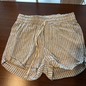 Cotton + Linen shorts with pockets and drawstring